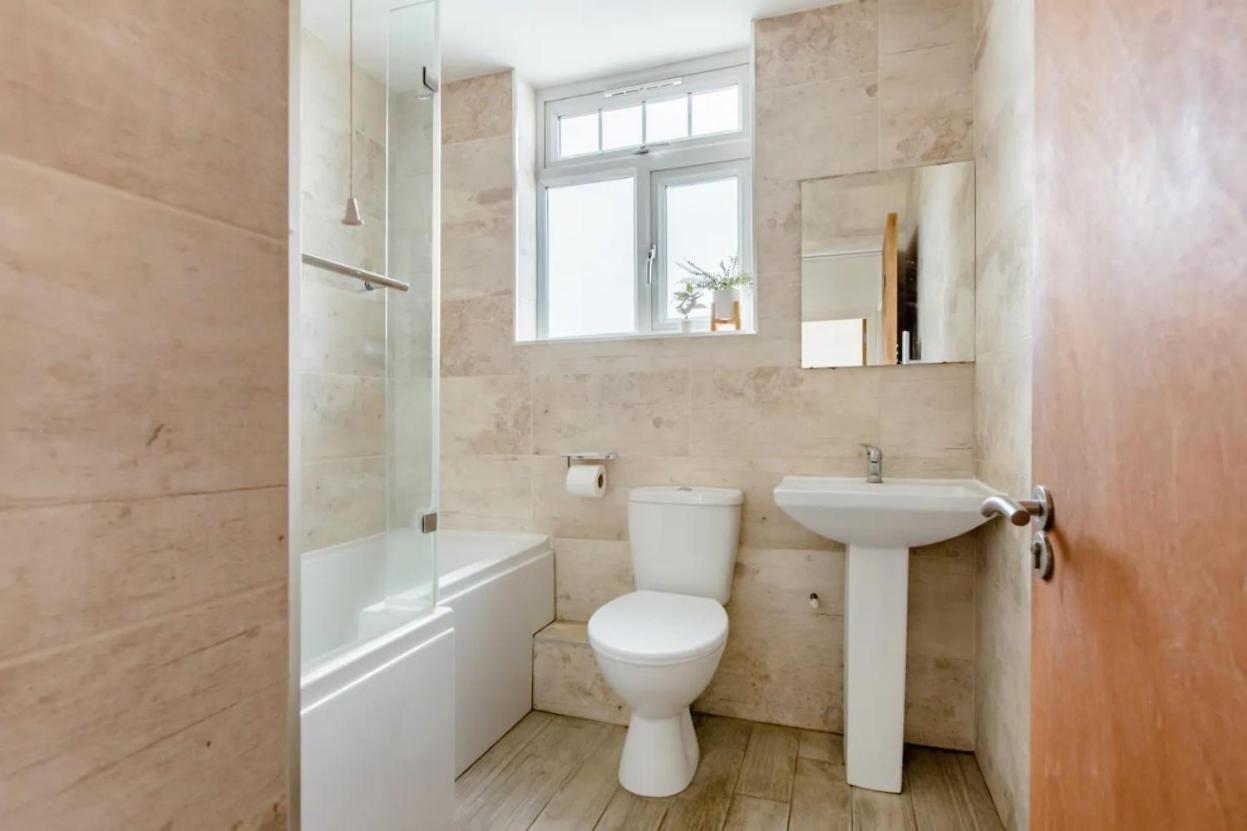 Double Room Edmonton Green, London N9 Екстериор снимка